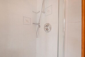 Appartement supérieur, balcon, vue sur la montagne | Salle de bain | Articles de toilette (gratuits), séchoir à cheveux, bidet