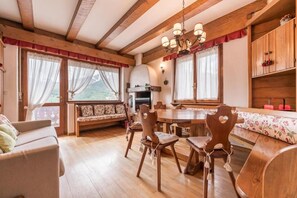 30-inch flat-screen TV with satellite channels - Casa Verocai - Mountain View Terrace (Cortina d'Ampezzo)