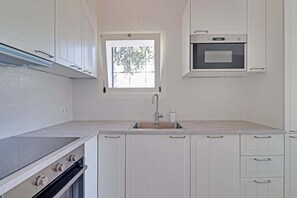 Fridge, microwave, oven, stovetop - Apartment 350m from the beach (Albufeira)