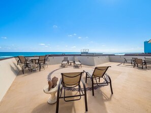 Outdoor dining - Bent Palm 405 |  Modern Penthouse w/Rooftop (Ormond Beach)