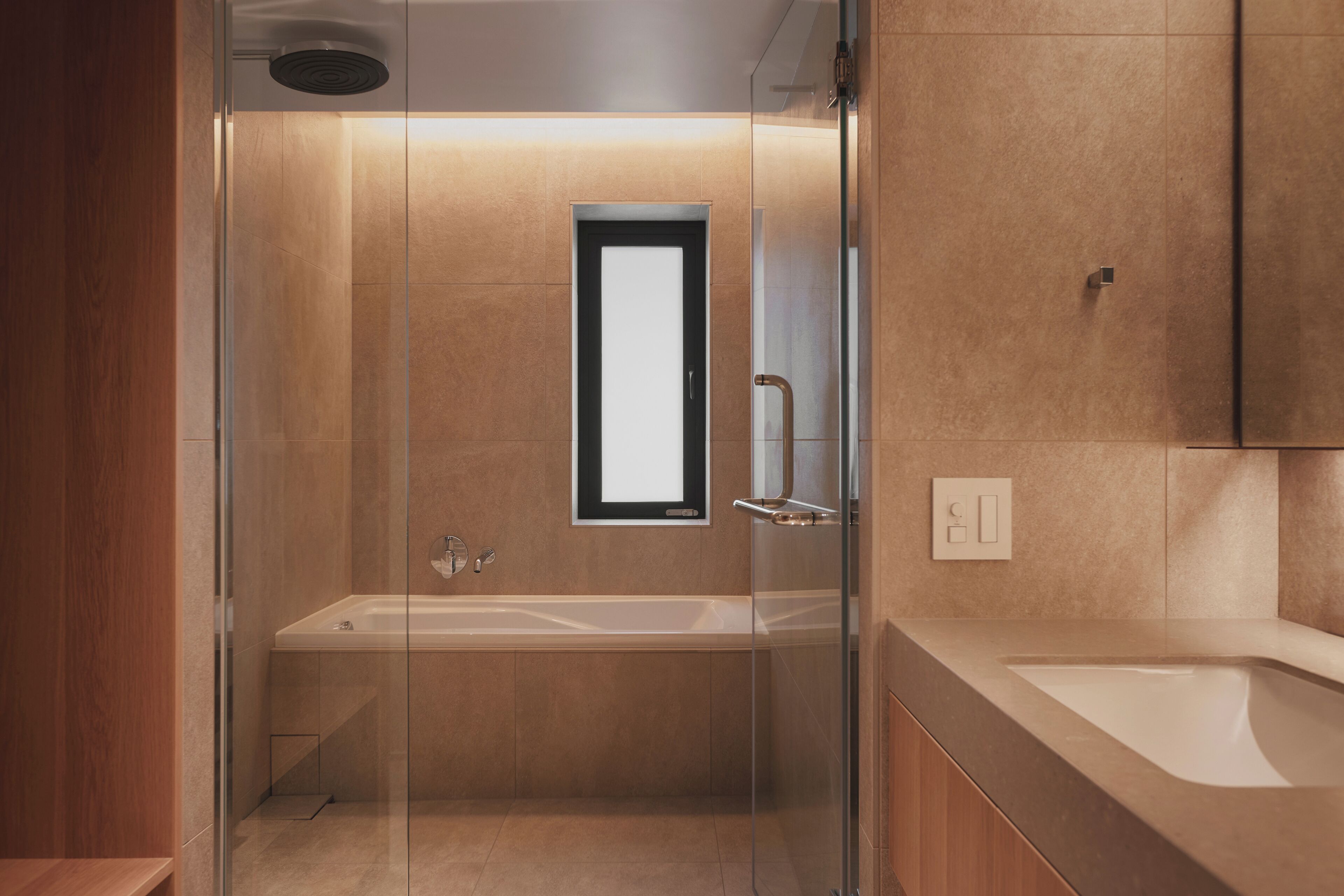 Combined shower/tub, rainfall showerhead, free toiletries, hair dryer