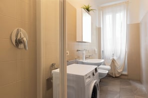 Grand Apartment, Balcony | Bathroom | Shower, hair dryer, towels, soap