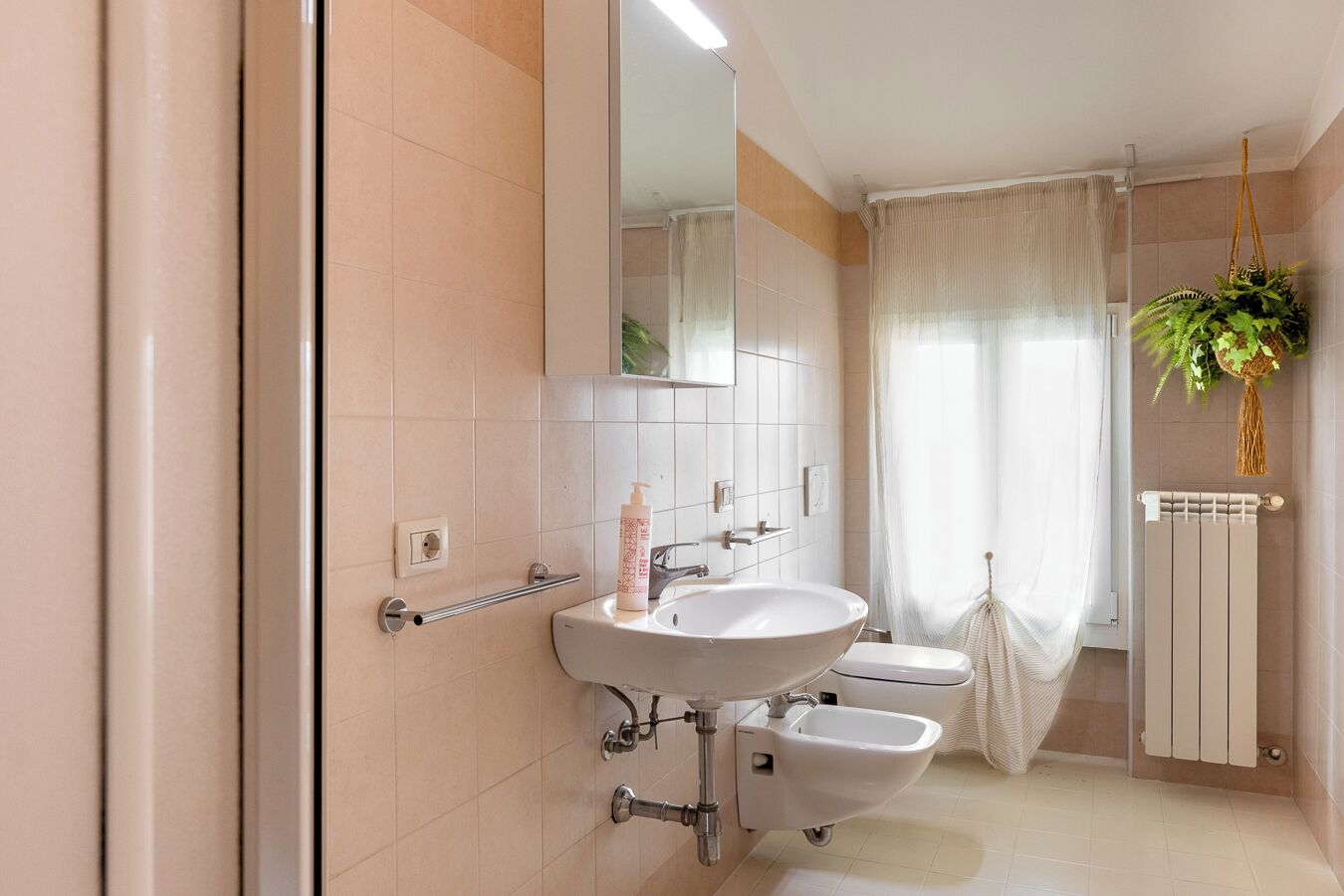 Appartement Deluxe, balcon | Salle de bain | Douche, sèche-cheveux, serviettes fournies, savon