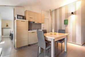 Studio Basic | Dapur pribadi | Lemari es, microwave, kompor, dan mesin espresso
