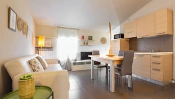 Basic Studio | Living area | 30-cm TV with digital channels