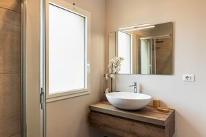 Shower, bidet, towels, shampoo - Nestled in the tranquillity of the Sicilian countryside, amidst centuries-old olive trees and fragrant almond groves, this stunning villa with a private swimming pool is an oasis of relaxation in the heart of the Meti district, just a few minutes from th (Avola)