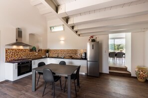 Fridge, dishwasher - Nestled in the tranquillity of the Sicilian countryside, amidst centuries-old olive trees and fragrant almond groves, this stunning villa with a private swimming pool is an oasis of relaxation in the heart of the Meti district, just a few minutes from th (Avola)