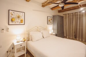 Iron/ironing board, free WiFi, bed sheets - Cosy Studio in the Heart of Valletta (Valletta)