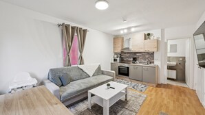 Un apartamento moderno con sala de estar, cocina y baño.