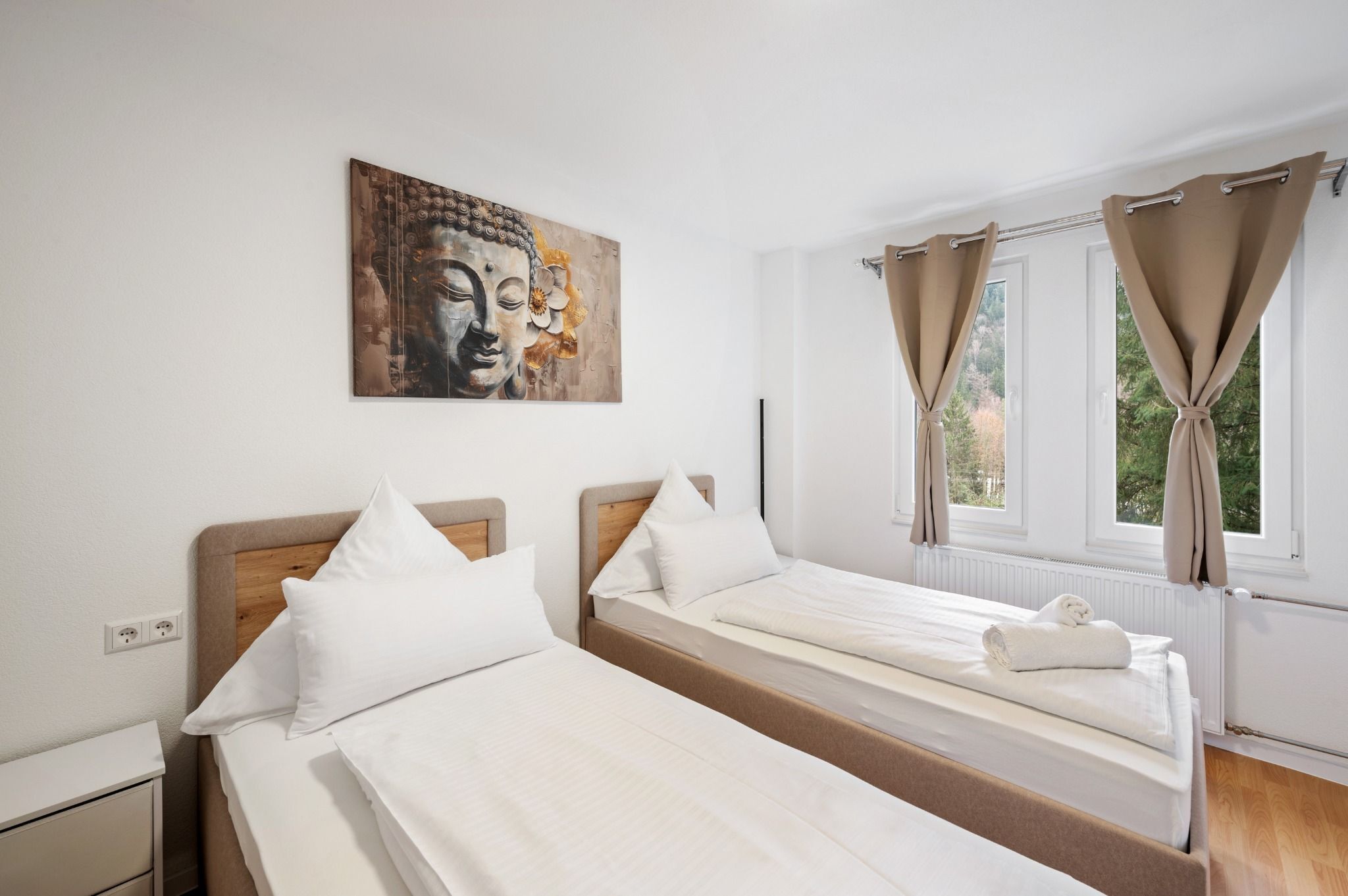 Tabla de planchar con plancha, wifi y ropa de cama 