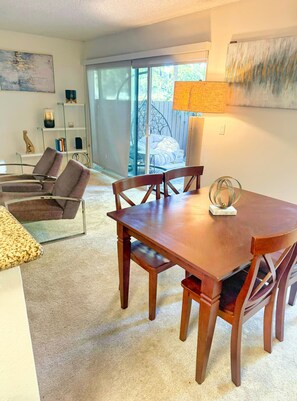 Deluxe appartement, 1 slaapkamer, uitzicht op tuin | Dineren