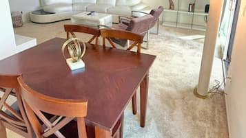 Deluxe-Apartment, 1 Schlafzimmer, Gartenblick | Wohnbereich