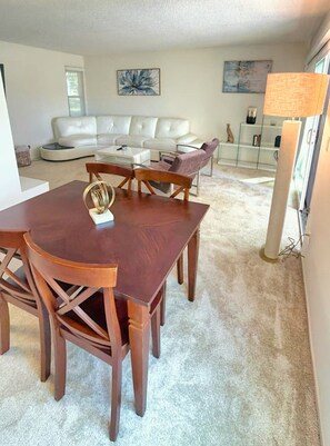 Deluxe appartement, 1 slaapkamer, uitzicht op tuin | Woonruimte