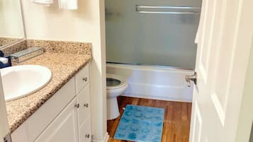 Departamento Deluxe, 1 habitación, vista al jardín | Baño