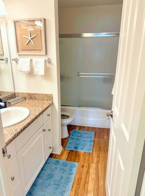 Deluxe Apartment, 1 Bedroom, Garden View | Bathroom - Holistay Modern 1BR (Newport Beach)