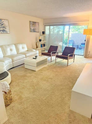 Deluxe Apartment, 1 Bedroom, Garden View | Living area - Holistay Modern 1BR (Newport Beach)