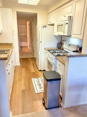 Apartemen Deluks, 1 kamar tidur, pemandangan kebun | Dapur pribadi