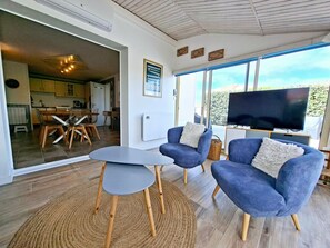 TV - Holiday Home "La Maison De Marion" with Private Terrace, Wi-Fi, and Air Conditioning (La Tranche-sur-Mer)