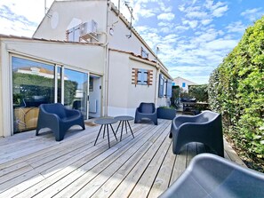 Outdoor dining - Holiday Home "La Maison De Marion" with Private Terrace, Wi-Fi, and Air Conditioning (La Tranche-sur-Mer)