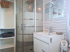 Shower, hair dryer - Holiday Home "La Maison De Marion" with Private Terrace, Wi-Fi, and Air Conditioning (La Tranche-sur-Mer)
