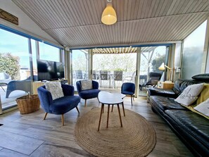 TV - Holiday Home "La Maison De Marion" with Private Terrace, Wi-Fi, and Air Conditioning (La Tranche-sur-Mer)