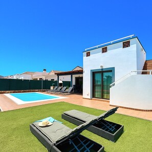 Pool - Luxury South-Facing 4-Bed Villa in Caleta| Frontline Golf | Panoramic 360° Views (Castillo Caleta de Fuste)
