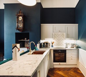 Private kitchen - Central ground floor flat. Sleeps 4, Free Parking (Chester)