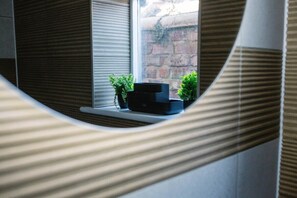 Interior - Central ground floor flat. Sleeps 4, Free Parking (Chester)