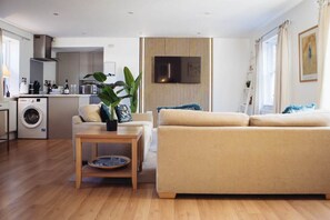 Living area - Central ground floor flat. Sleeps 4, Free Parking (Chester)