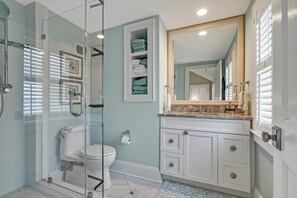 Shower, hair dryer, towels, toilet paper - Waterfront Mantoloking Estate (Mantoloking)