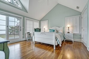 Tabla de planchar con plancha y ropa de cama 