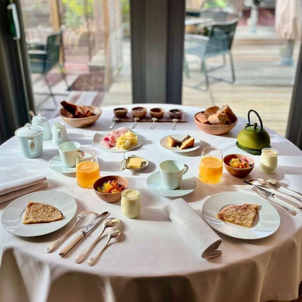 Breakfast meal - Maison KERVARREC (Saint-Gregoire)