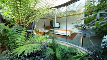 Superior kamer, 1 slaapkamer, terras, uitzicht op tuin | Een kluis op de kamer, een bureau, verduisterende gordijnen
