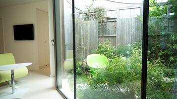 Habitación estándar, 1 habitación, patio, vistas al jardín | Interior