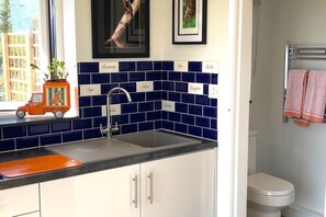 Shower, hair dryer, towels - Hot Tub Getaway, Snowdon Views, Peaceful Stay (Llanfairpwllgwyngyll)