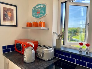 Fridge, microwave, oven, stovetop - Hot Tub Getaway, Snowdon Views, Peaceful Stay (Llanfairpwllgwyngyll)