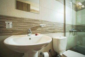 Shower, hair dryer, towels, soap - Enali Villas-Mirti Villa (Kissamos)