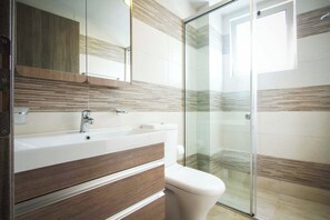 Shower, hair dryer, towels, soap - Enali Villas-Mirti Villa (Kissamos)