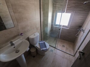 Shower, hair dryer, towels, soap - Enali Villas-Mirti Villa (Kissamos)