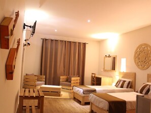 Quarto casal, sacada, vista para o pátio | Escrivaninha, Wi-Fi de cortesia