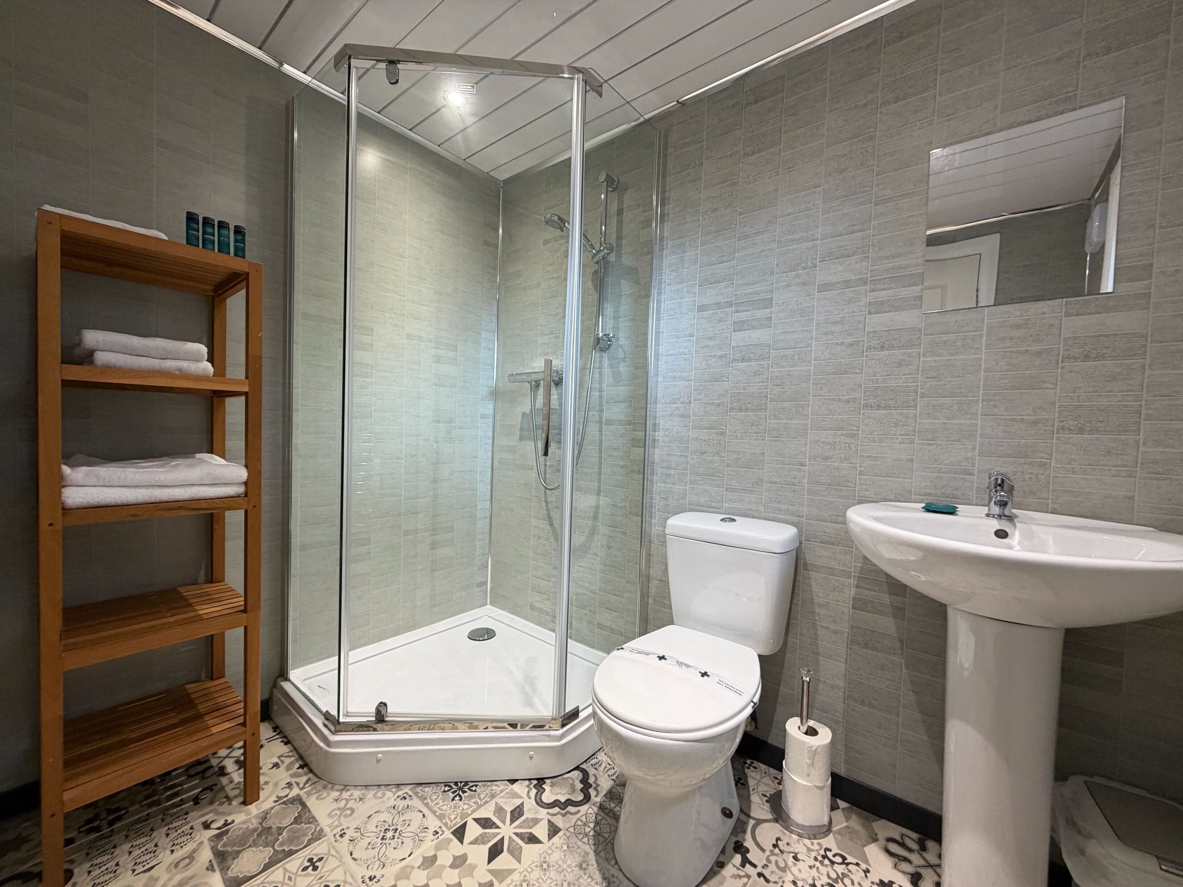 Nhà gỗ phong cách cổ điển, 1 giường đôi, quang cảnh vườn | Phòng tắm | Đồ dùng nhà tắm miễn phí, máy sấy tóc, khăn tắm, xà phòng 