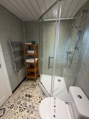 Bathroom - Redlands (Bickenhill)