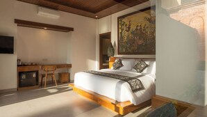 A bedroom with a bed, desk, chair, and a large painting on the wall. - Taru Sebatu Villa  (Sebatu)