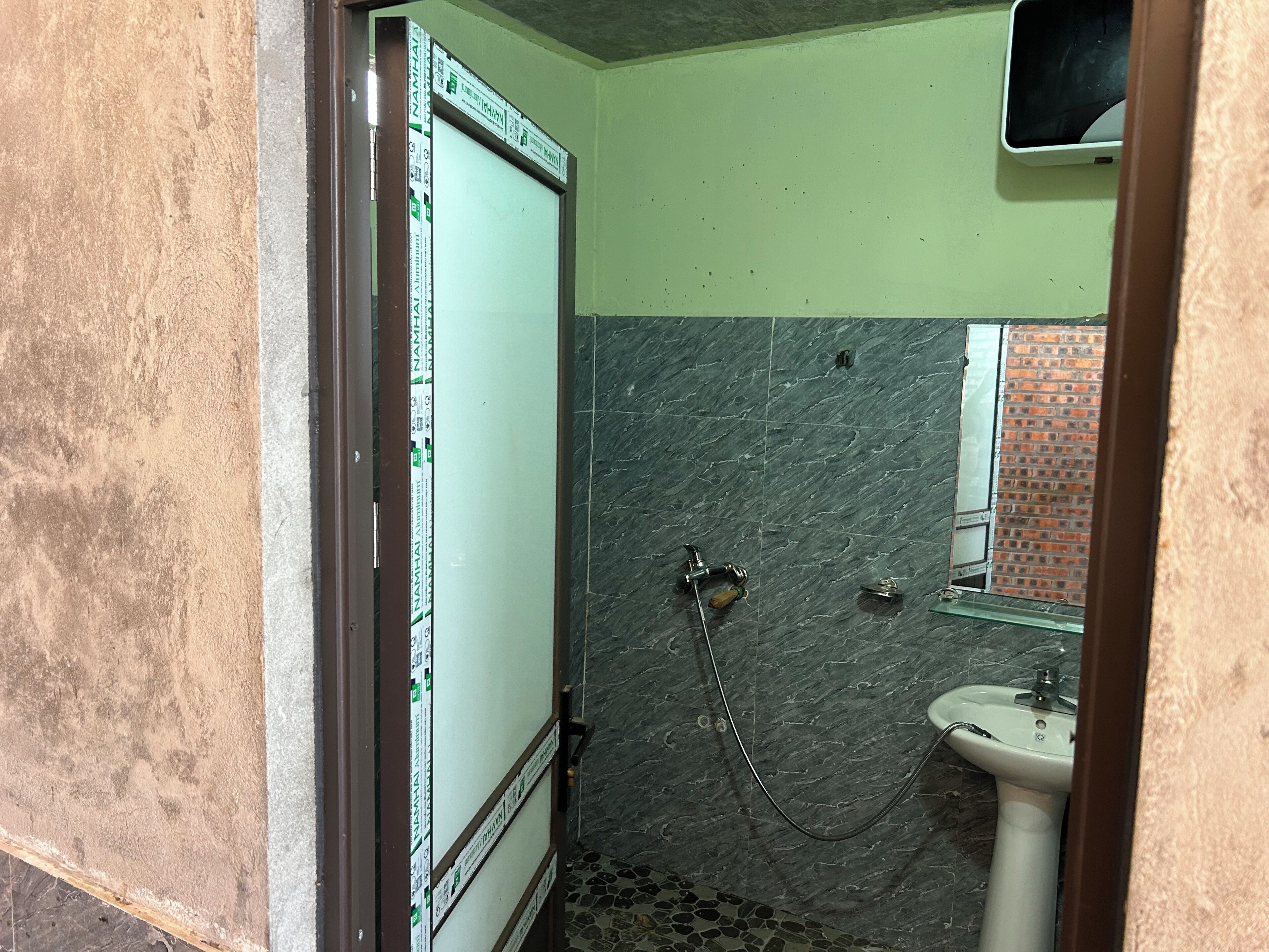 Bañera de hidromasaje, toallas, jabón, papel higiénico