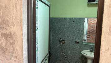 Bañera de hidromasaje, toallas, jabón, papel higiénico