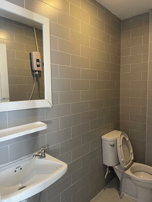 Economy-studio, kaupunkinäköala | Kylpyhuone