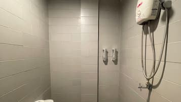 Douche, bidet, serviettes fournies, savon