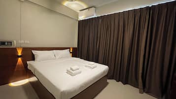 Studio Ekonomi, balkon, pemandangan kota | Brankas, meja kerja, ruang kerja ramah laptop, dan tirai kedap cahaya