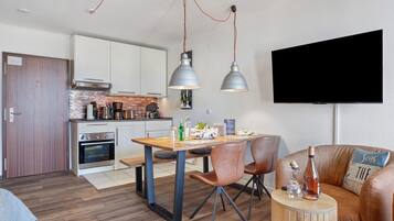 Kühlschrank, Ofen, Herdplatte, Wasserkocher mit Kaffee-/Teezubehör