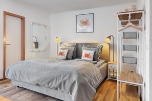 Tabla de planchar con plancha, wifi, ropa de cama